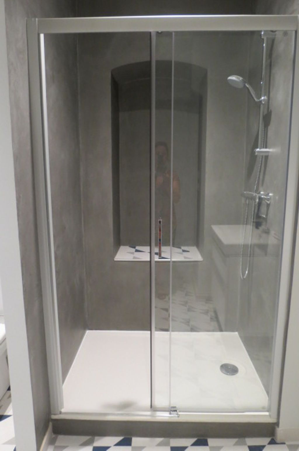 Françoise Lacombe-Bonnet, béton ciré, salle d’eau, minéral